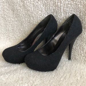 7 1/2 grey fabric platform pumps